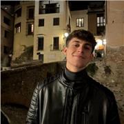 Soy estudiante en la Universidad de Granada, en el Grado de Historia. Tengo muy amplios conocimientos en Historia, Historia del Arte y Latín, además de llevar años siendo dibujante y deportista.